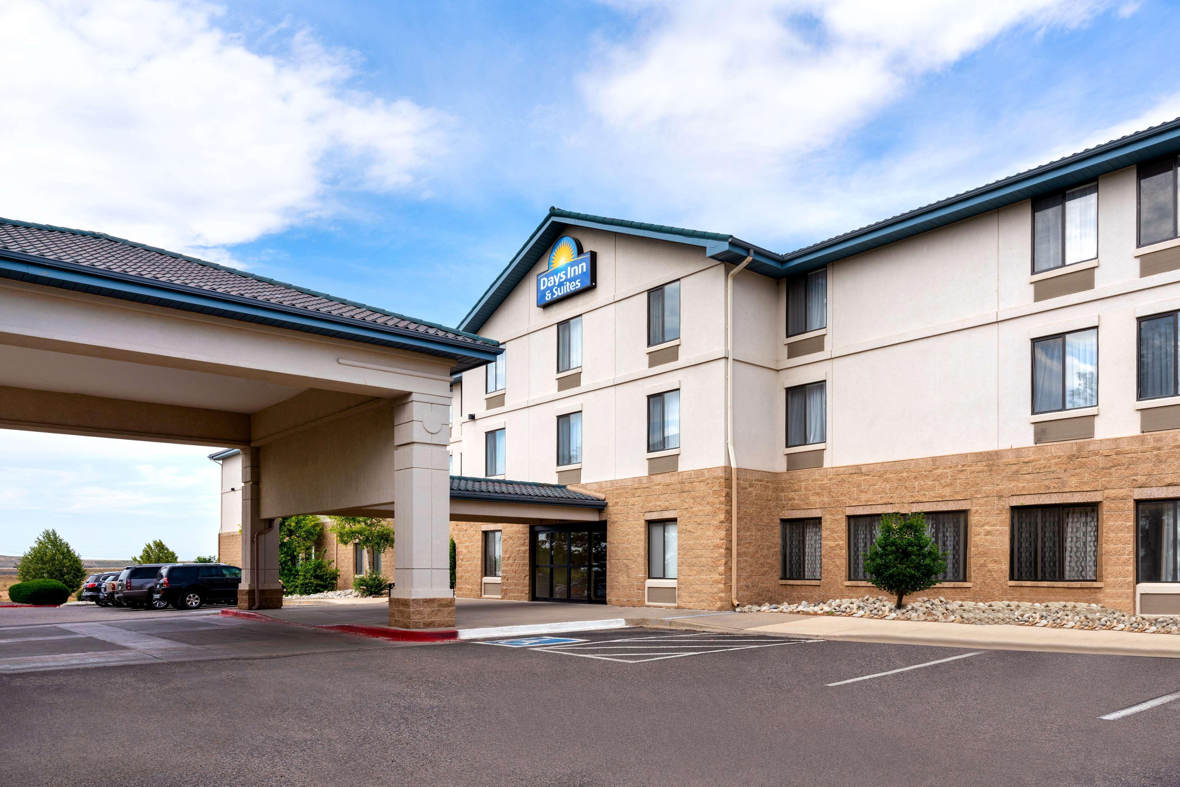 Days Inn & Suites By Wyndham Denver International Airport Exterior photo