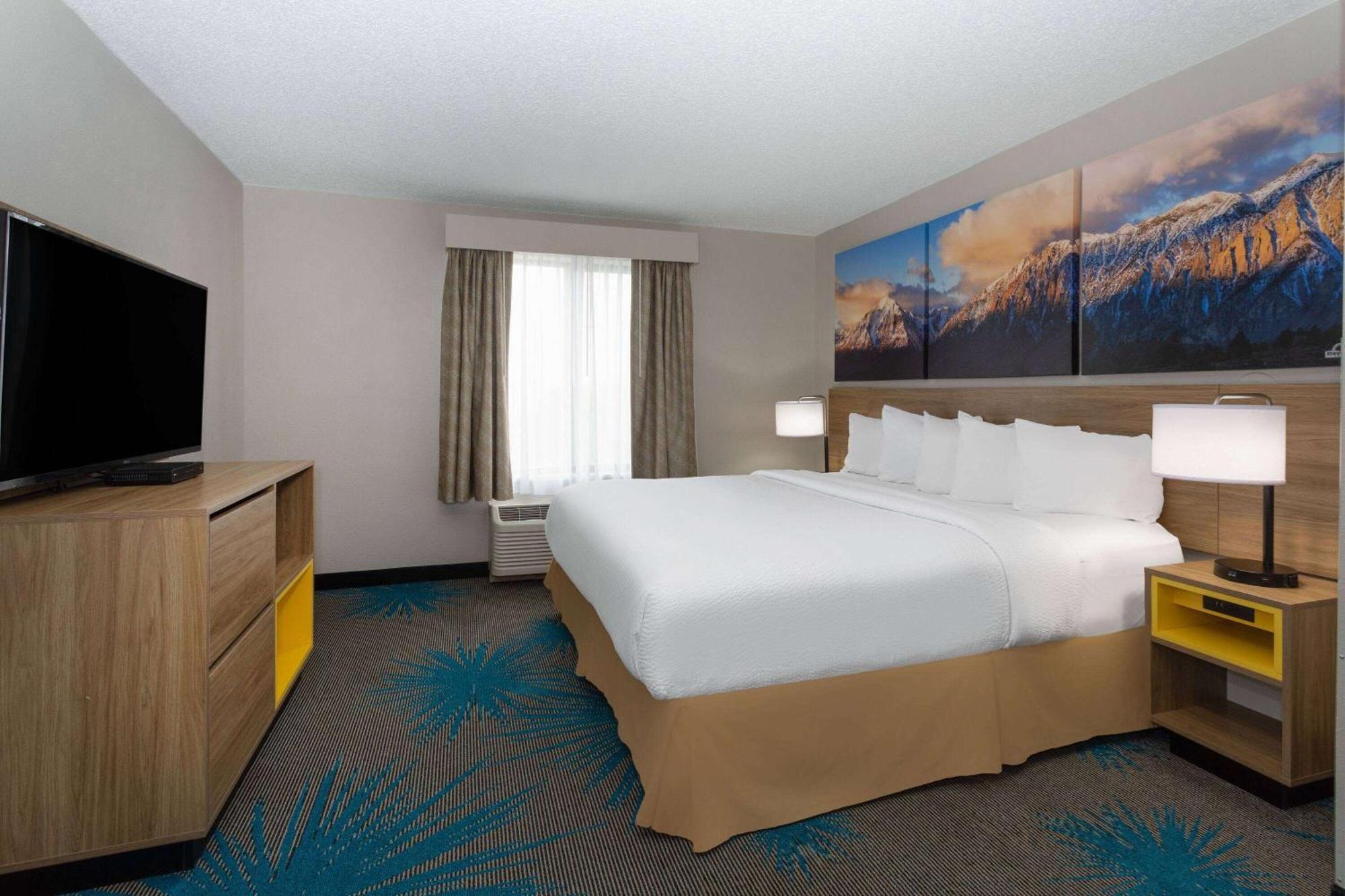 Days Inn & Suites By Wyndham Denver International Airport Exterior photo