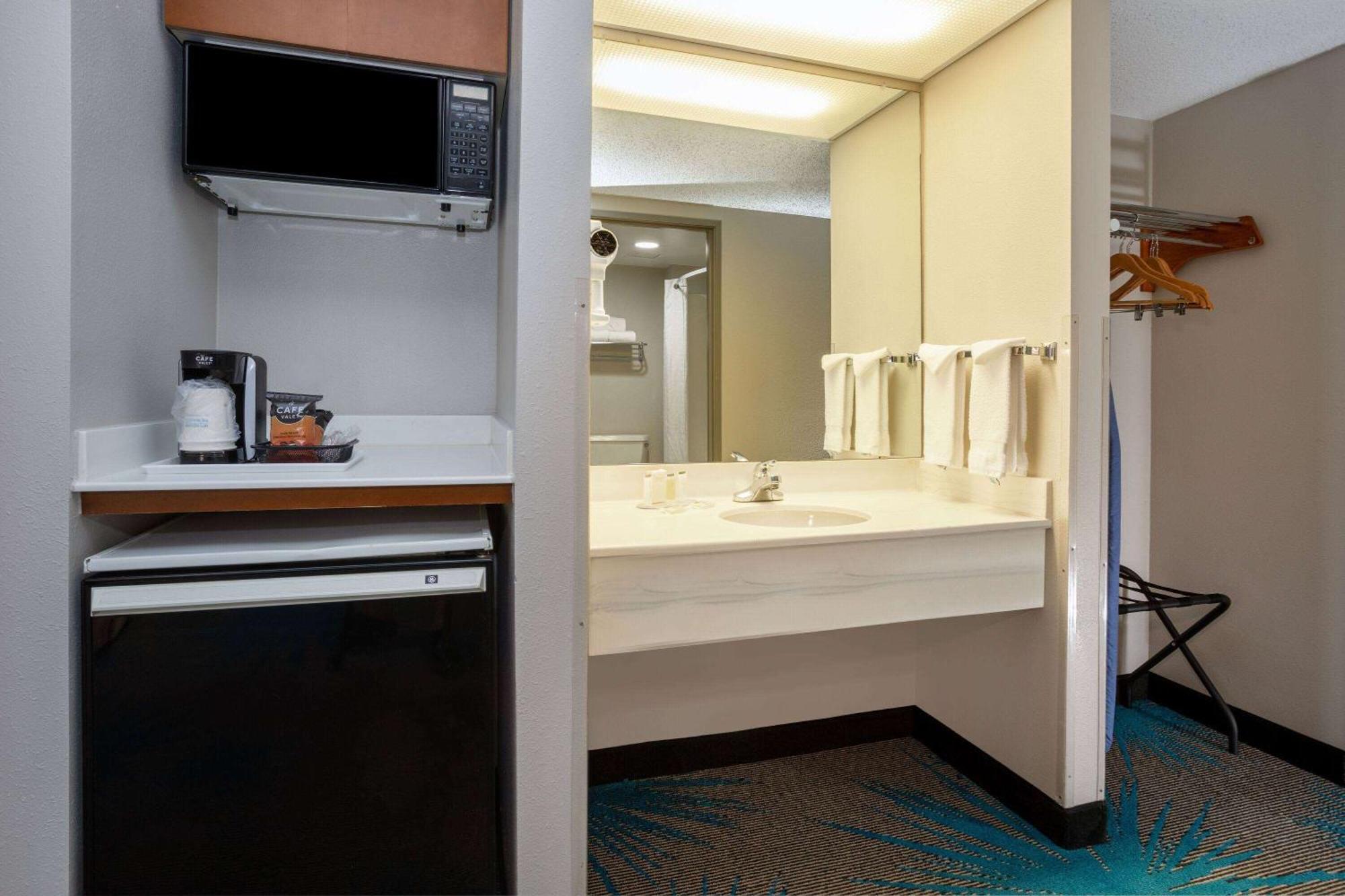 Days Inn & Suites By Wyndham Denver International Airport Exterior photo