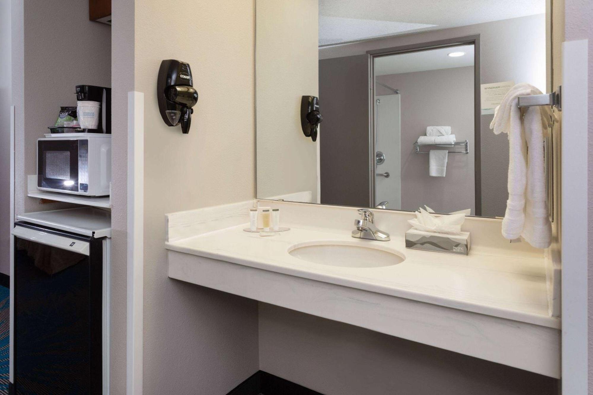 Days Inn & Suites By Wyndham Denver International Airport Exterior photo