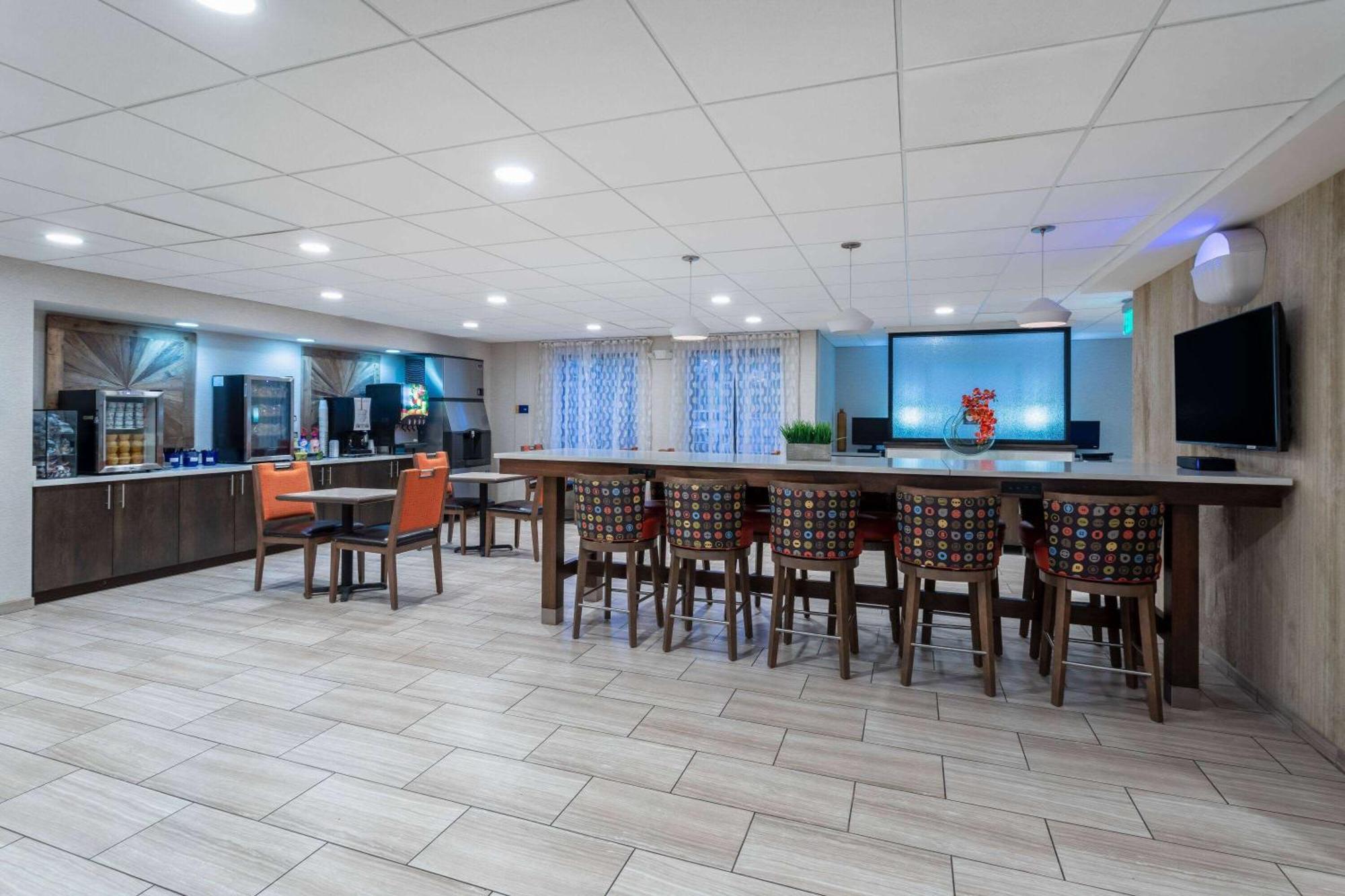 Days Inn & Suites By Wyndham Denver International Airport Exterior photo