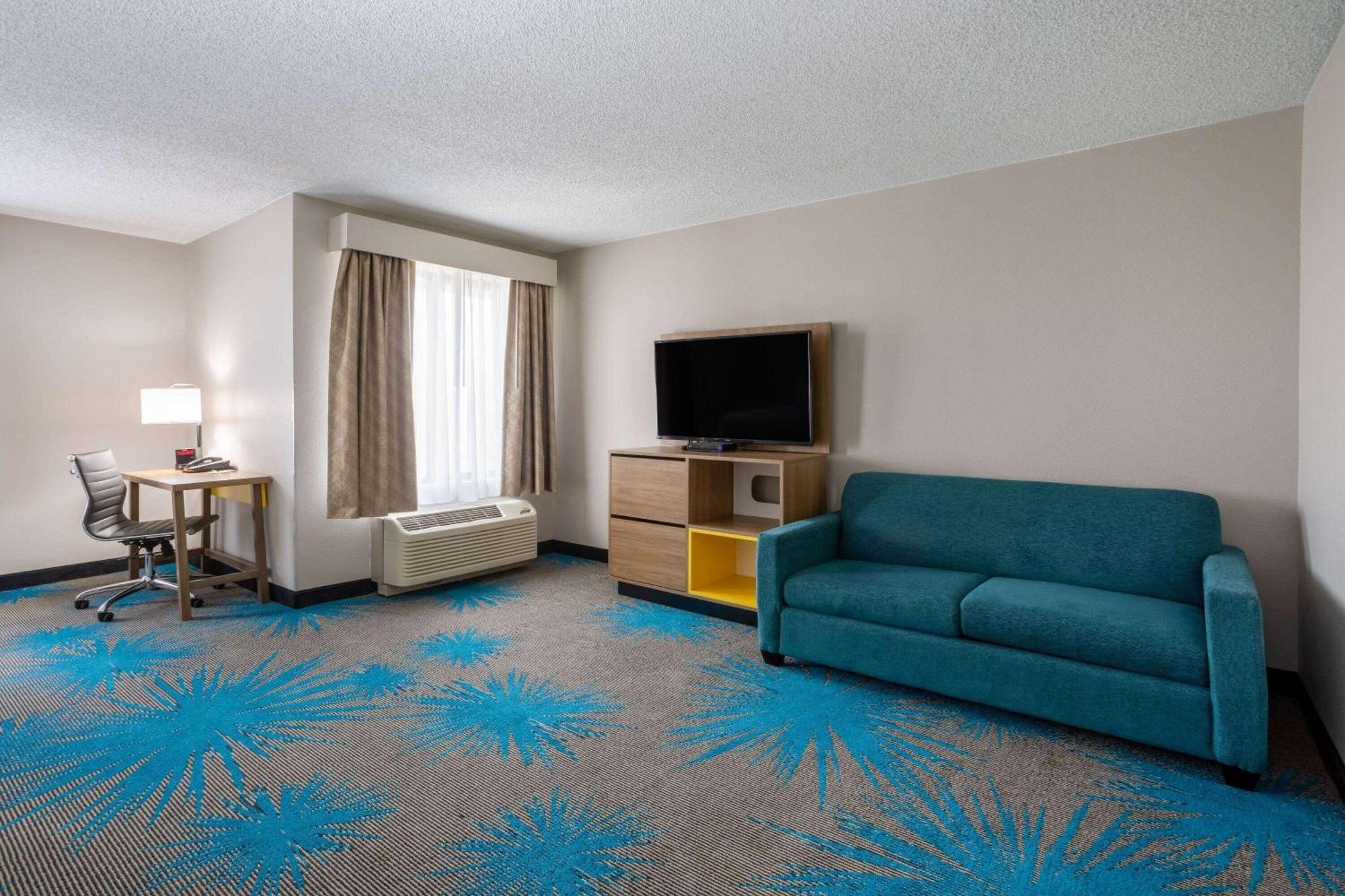 Days Inn & Suites By Wyndham Denver International Airport Exterior photo