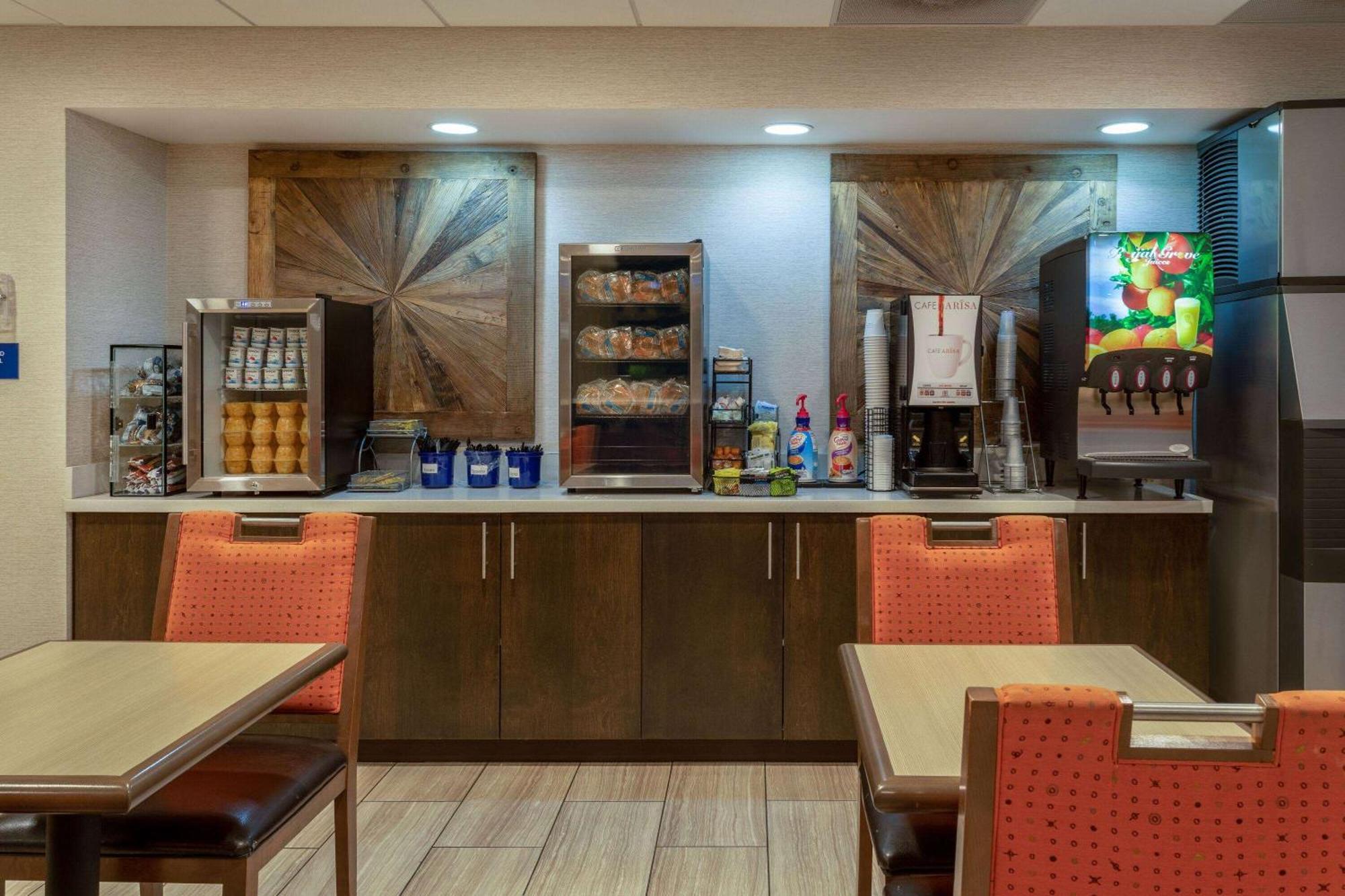Days Inn & Suites By Wyndham Denver International Airport Exterior photo