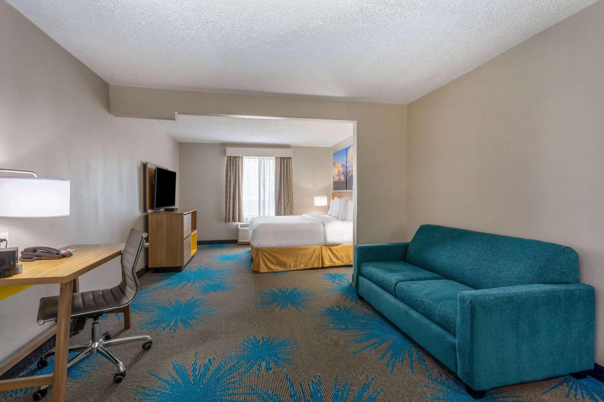 Days Inn & Suites By Wyndham Denver International Airport Exterior photo