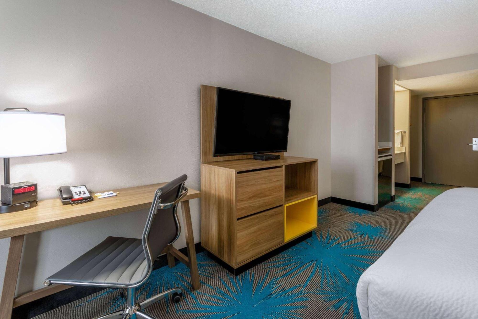 Days Inn & Suites By Wyndham Denver International Airport Exterior photo