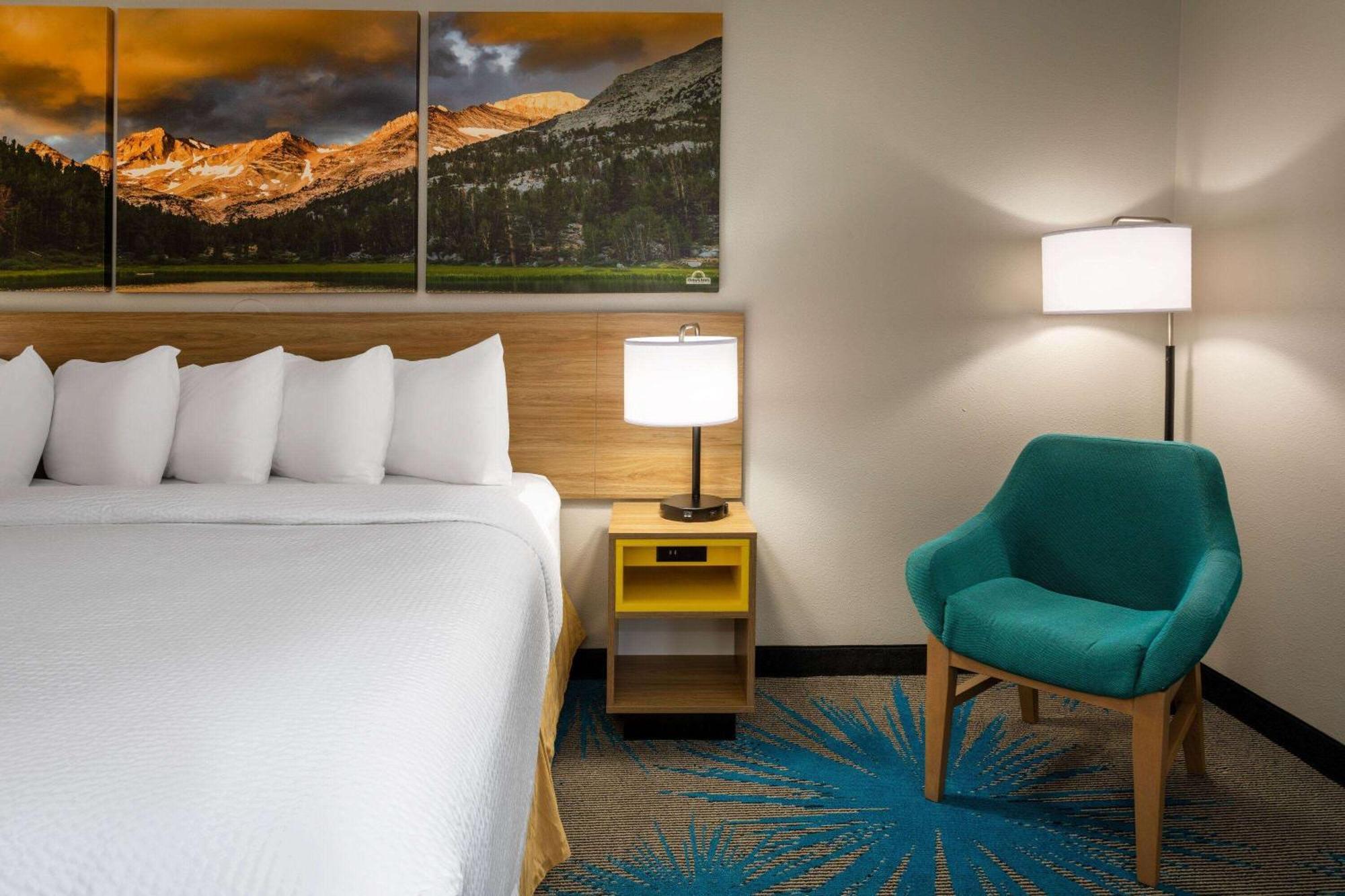 Days Inn & Suites By Wyndham Denver International Airport Exterior photo