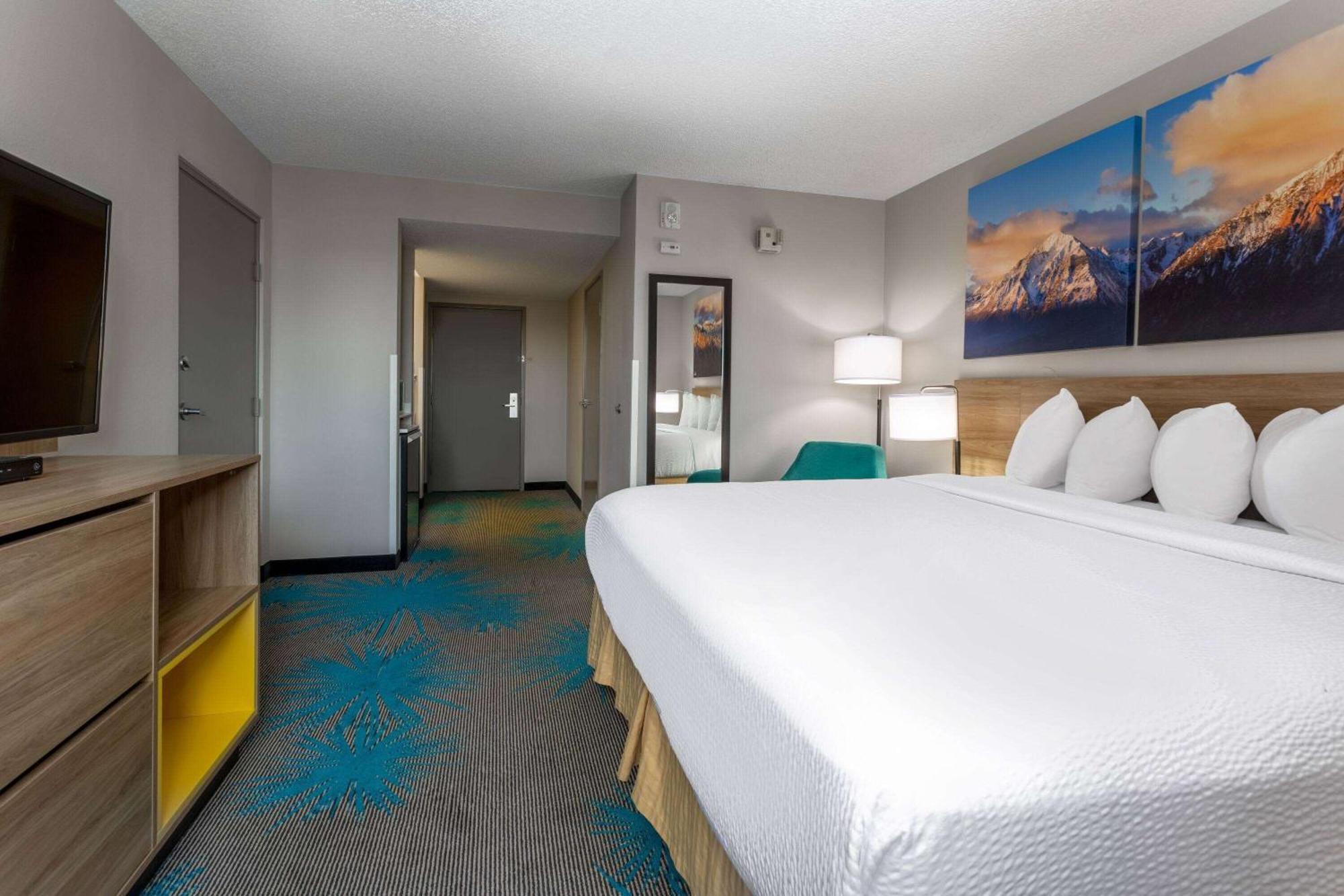 Days Inn & Suites By Wyndham Denver International Airport Exterior photo