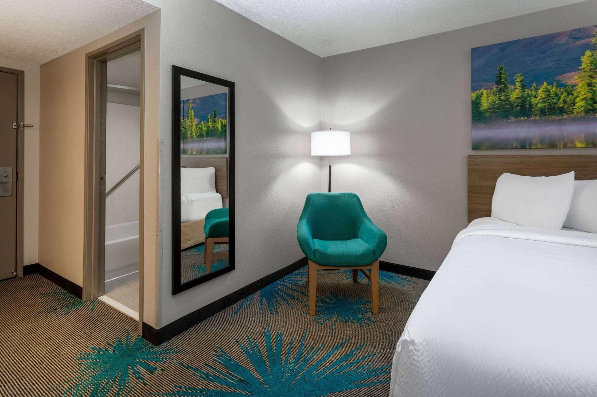 Days Inn & Suites By Wyndham Denver International Airport Exterior photo