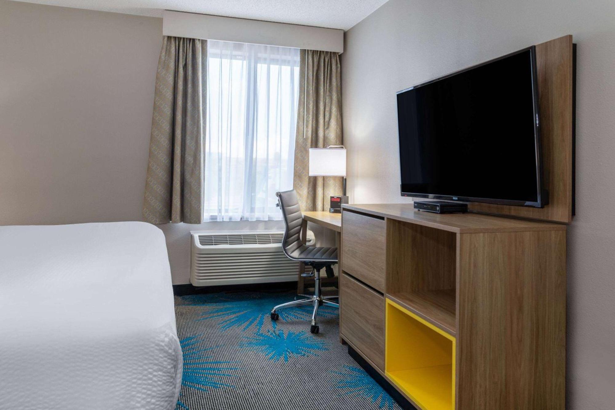 Days Inn & Suites By Wyndham Denver International Airport Exterior photo