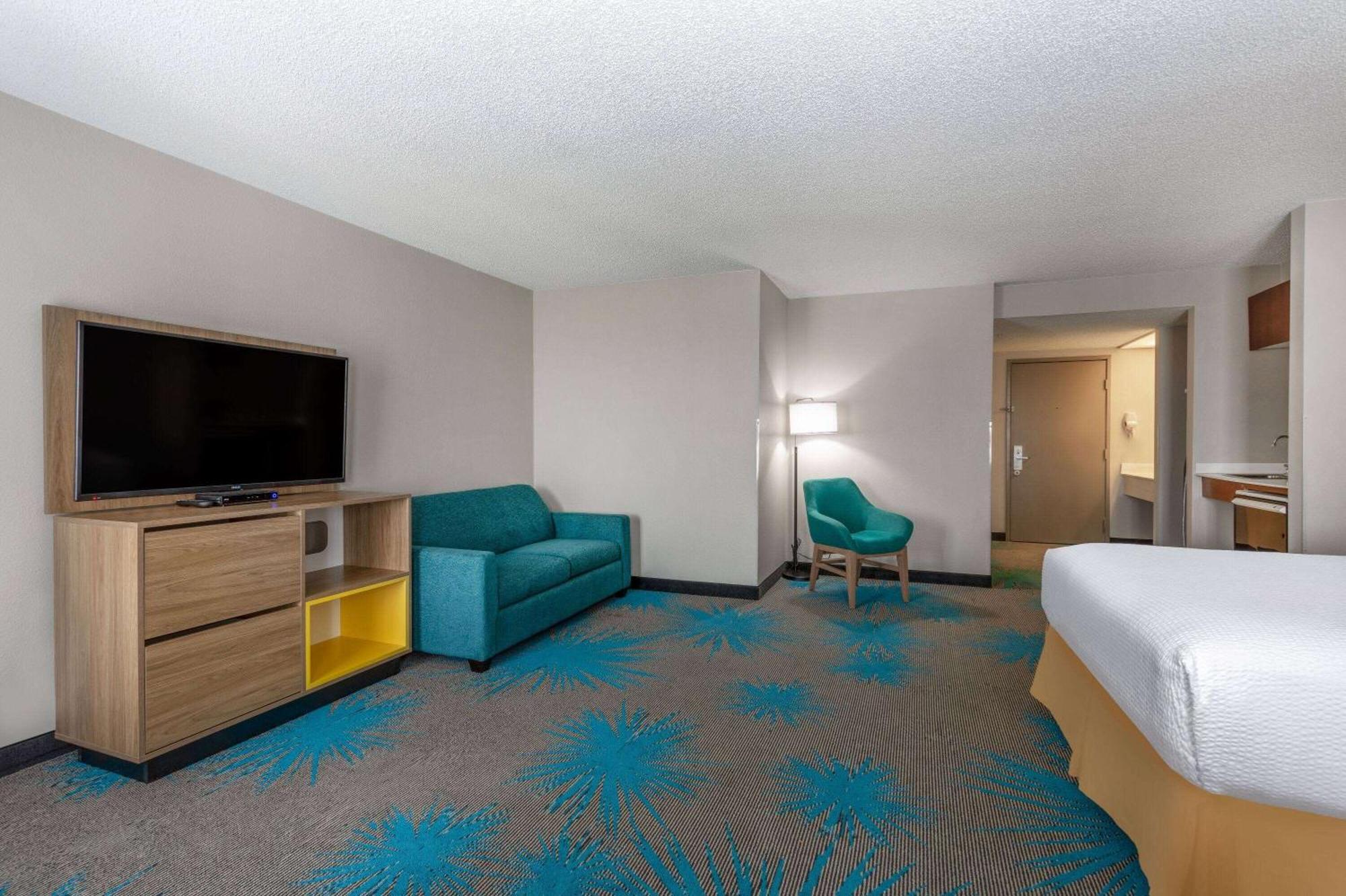 Days Inn & Suites By Wyndham Denver International Airport Exterior photo