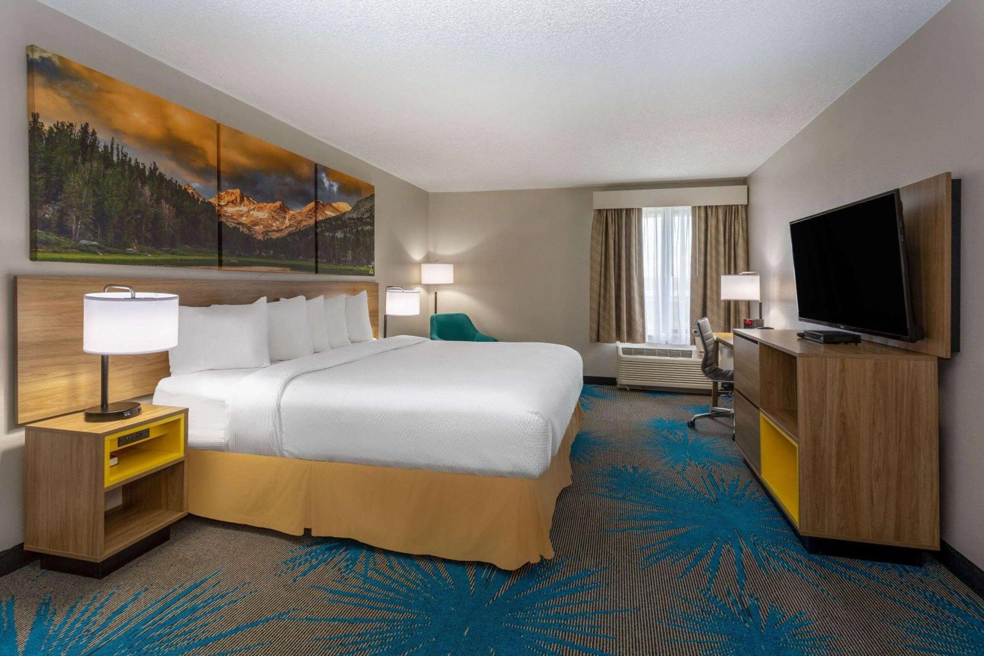 Days Inn & Suites By Wyndham Denver International Airport Exterior photo