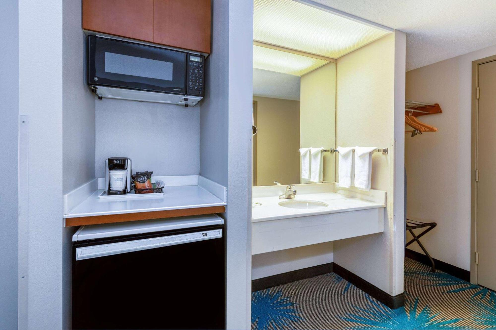 Days Inn & Suites By Wyndham Denver International Airport Exterior photo