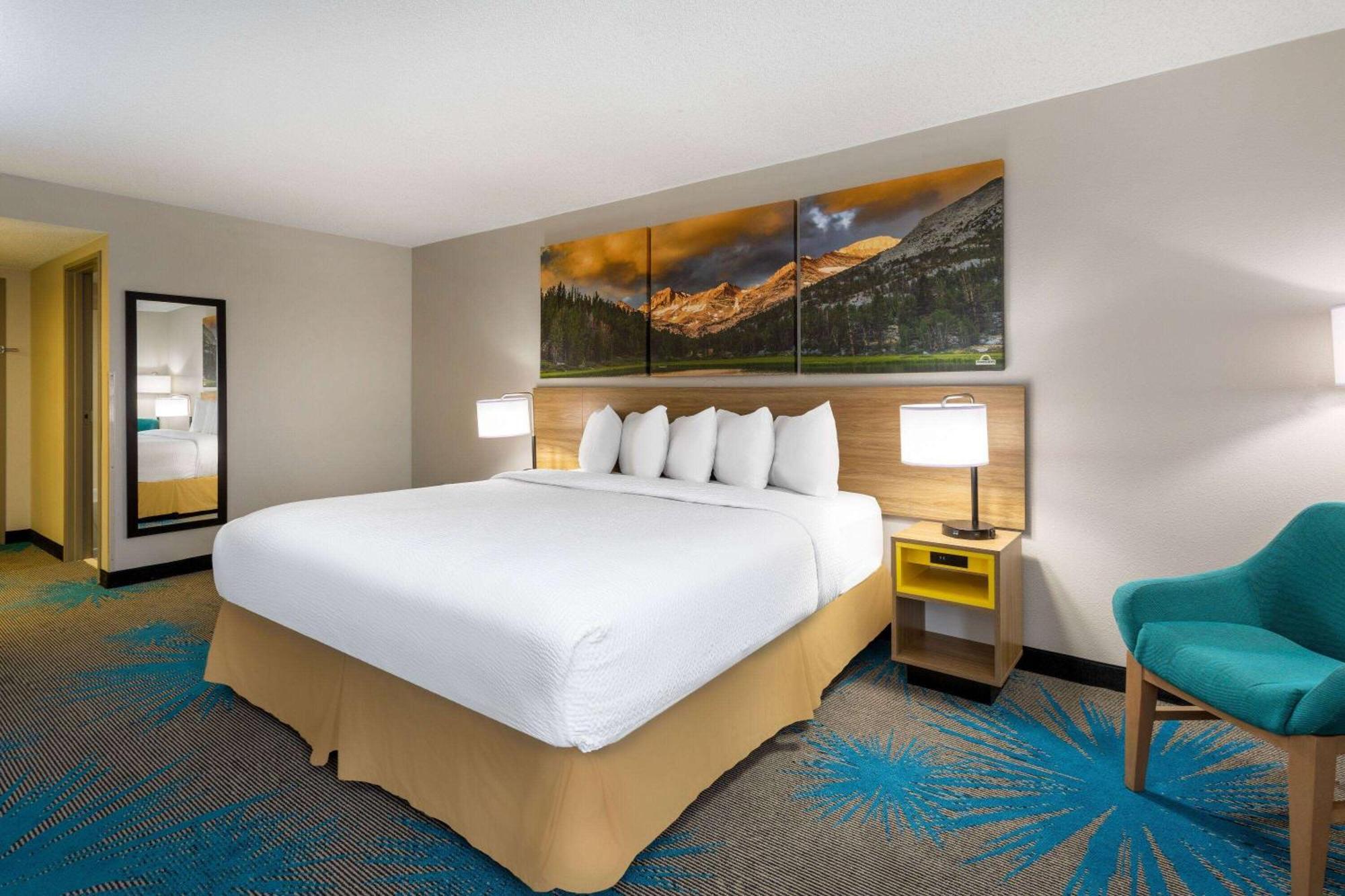 Days Inn & Suites By Wyndham Denver International Airport Exterior photo