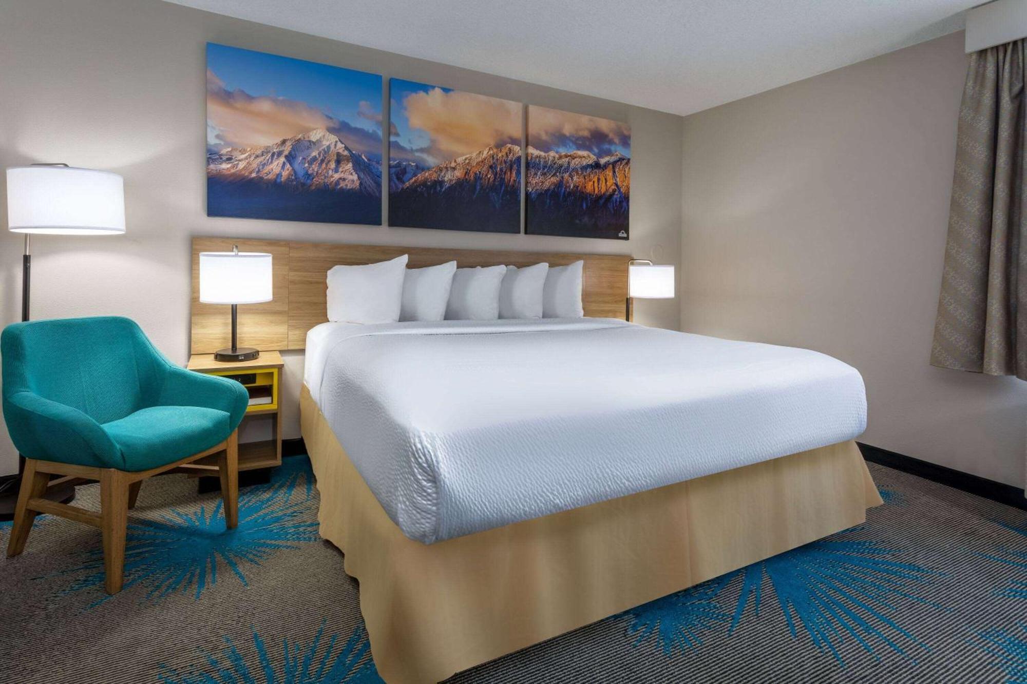 Days Inn & Suites By Wyndham Denver International Airport Exterior photo