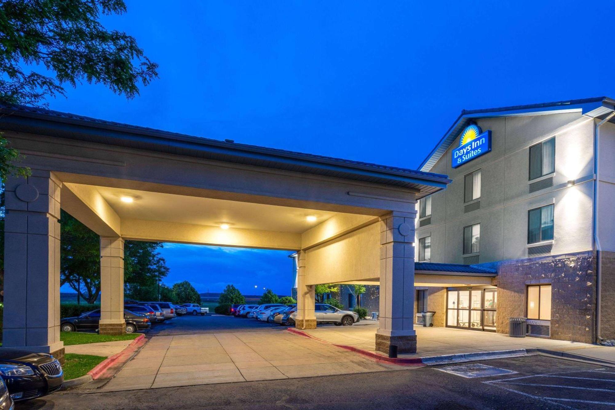 Days Inn & Suites By Wyndham Denver International Airport Exterior photo