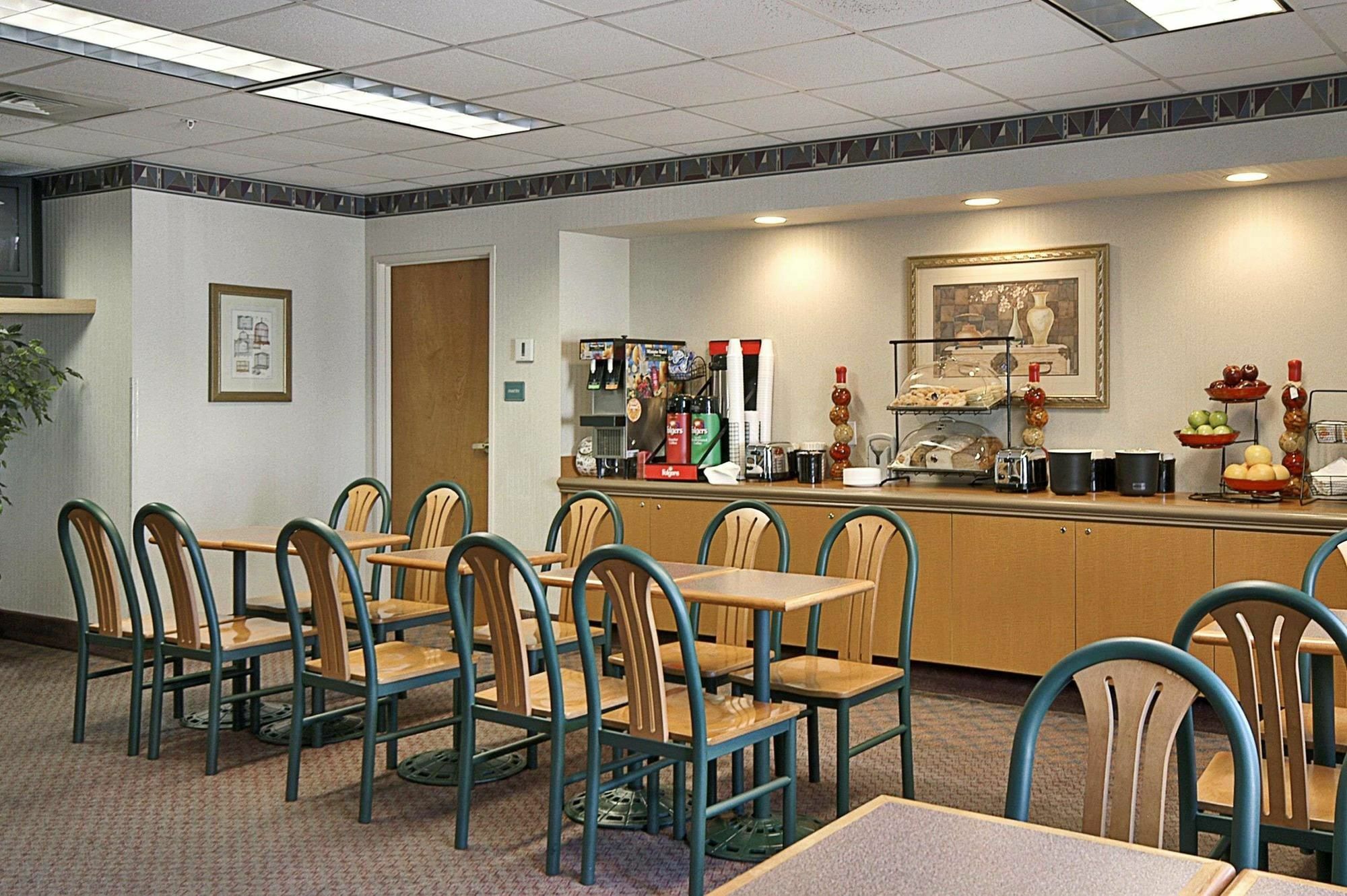 Days Inn & Suites By Wyndham Denver International Airport Exterior photo