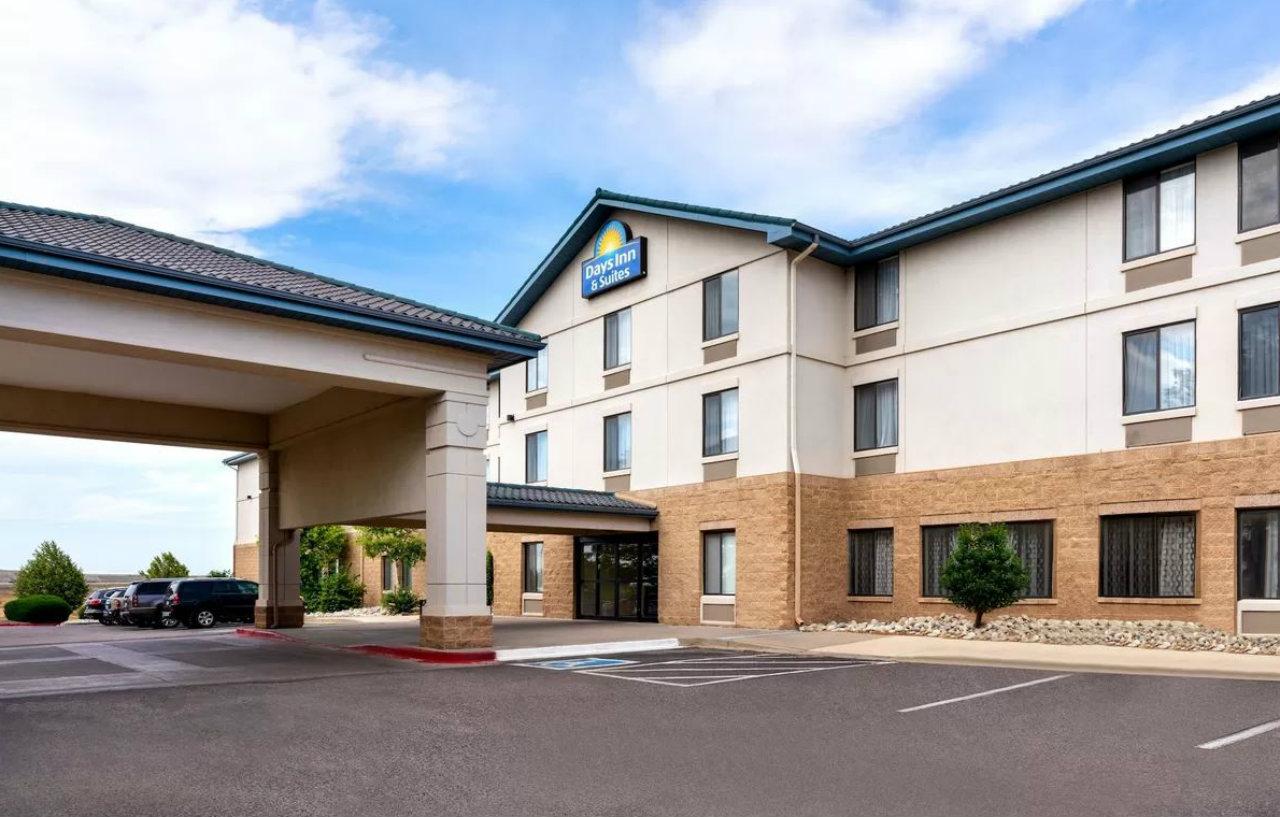 Days Inn & Suites By Wyndham Denver International Airport Exterior photo